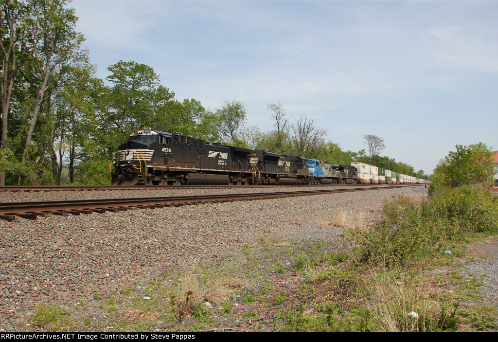 NS 4539 takes train 29G west through Cove PA